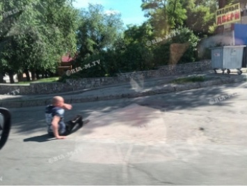В Мелитополе мужчина присел отдохнуть прямо на проезжей части (фото)
