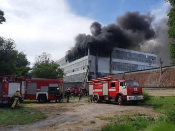 В Запорожье масштабный пожар: горит обувная фабрика, - ФОТО, ВИДЕО