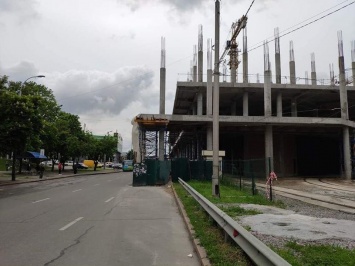 Киевляне возмущены, а у Кличко "в шоке!": в столице строят ТРЦ прямо на автомобильной трассе (фото, видео)