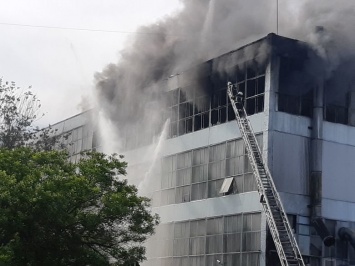 Пожар на обувной фабрике в Запорожье тушили 60 спасателей, - ФОТО