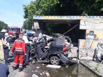 В Киеве - смертельное ДТП, погибшего из авто вырезали спасатели