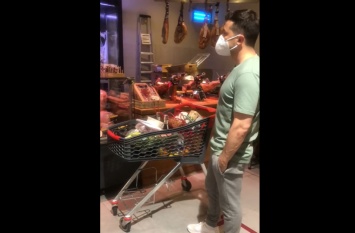 Соцсети обсуждают, как Зеленский скупился в продуктовом магазине (видео)