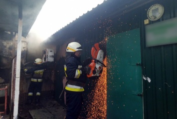 В Днепре горели металлические боксы: огонь уничтожил их содержимое