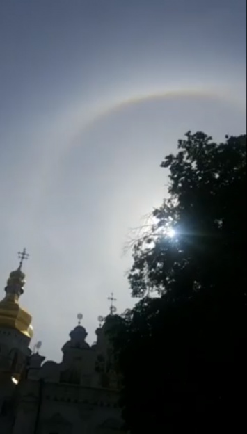 Над Лаврой в Киеве на Троицу появился солнечный нимб. Фото и видео