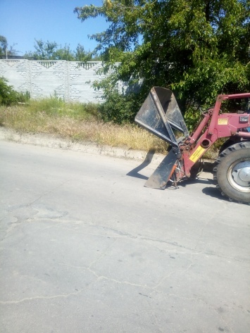 В Мелитополе трактор царапал асфальт опущенным ковшом