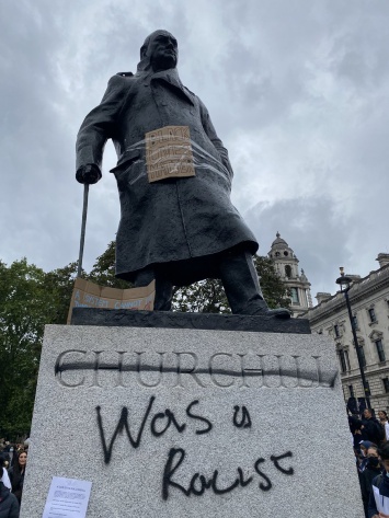 На акциях протеста в Британии разрисовали монумент Черчиллю и утопили памятник филантропу-работорговцу