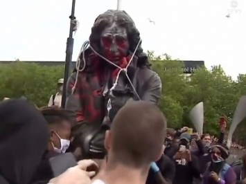 В Великобритании протестующие против расизма сбросили с пьедестала статую работорговца