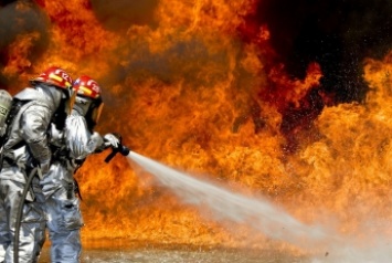 Столб огня поднимался в небо: в России вспыхнул "адский" пожар на нефтяной скважине, видео