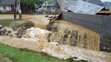 Вода достигала метра в высоту. В Чехии сильный паводок привел к затоплению сел и даже смерти человека. Фото