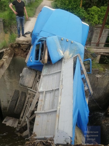 В Тернопольской области груженный песком грузовик провалился на аварийном мосту