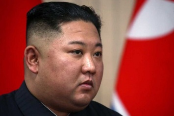 Был в приподнятом настроении: главу КНДР Ким Чен Ына заметили в необычной одежде