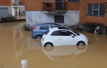В Италии подтопления из-за непогоды, рухнул мост