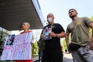 В Запорожье под зданием Нацполиции прошел митинг - активисты и волонтеры требуют пересмотра меры пресечения для фигурантов "дела Сармата", - ФОТОРЕПОРТАЖ