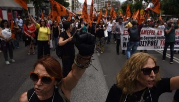 В центре Афин протест учителей - движение транспорта заблокировано