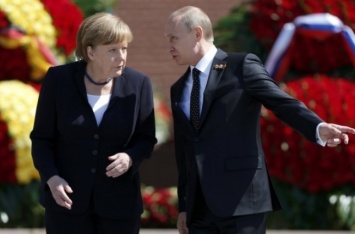 Меркель обсудила с Путиным выполнение договоренностей парижского саммита по Донбассу