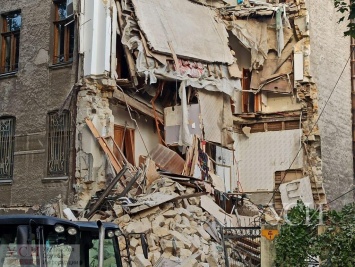 В Одессе обвалился уже третий дом за последний месяц. Пострадал как минимум 1 человек. Фото