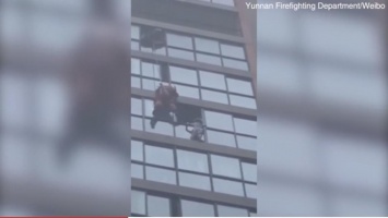 В Китае пожарный спас девочку, выпавшую с балкона 13-этажа (видео)