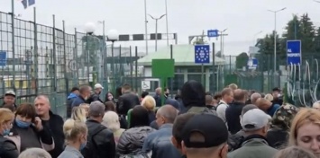 На украинско-польской границе "Шегини" образовалась очередь в несколько сотен человек