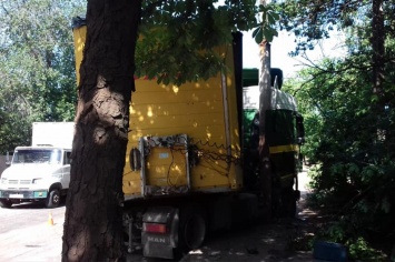 В Кривом Роге фура въехала в столб и заблокировала движение транспорта