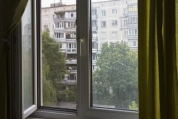 На Киевщине за сутки двое детей выпали из окон многоэтажек: один малыш погиб