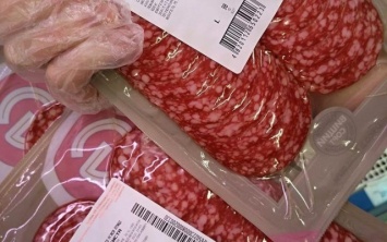 "Пандемия диареи": херсонцу надоело в супермаркетах одной из сетей тыкать администраторам просрочку