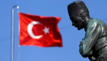 В Турции за связи с FETO осудили сотрудника консульства США