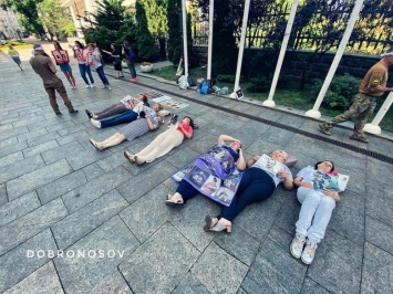 Матери находящихся в плену бойцов устроили лежачий протест под Офисом Президента. Среди протестующих - криворожанки, - ФОТО, ВИДЕО