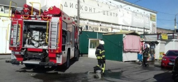 В Запорожье возле Центрального рынка горел киоск