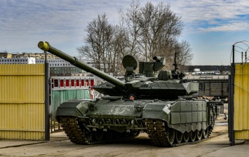Россия перебросила в оккупированный Донбасс 70 грузовиков, танки и Бтры