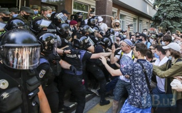 Под Шевченковским райсудом собрался митинг в поддержку Стерненко, произошли столкновения