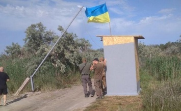 Полиция разбирается с будкой с флагом на Лазурном
