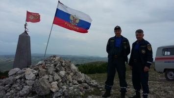 Крымские спасатели подняли флаг России на вершине горы Каратау