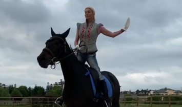 «Отобрала у коня»: Анастасия Волочкова примерила лошадиную шапку с ушками