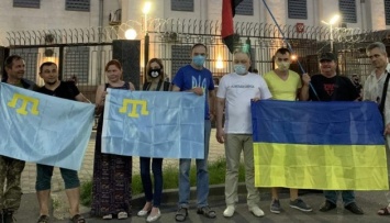 Крымские татары и украинцы провели акцию в День России под посольством РФ в Киеве