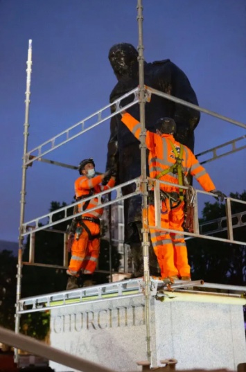 В Лондоне взяли в коробку памятник Черчиллю, чтобы до него не добрались вандалы. Фото