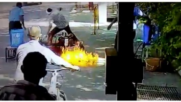 В Индии мотоцикл загорелся при обработке санитайзером (ВИДЕО)