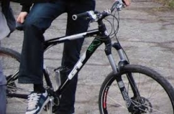 В Мелитополе на улице у мужчины отобрали велосипед