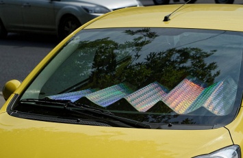 Чем опасен солнцезащитный экран на лобовом стекле в жару: советы водителям