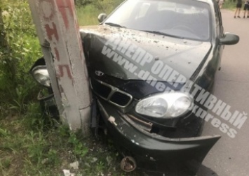 В Днепре автомобиль Daewoo Lanos на скорости врезался в столб: подробности