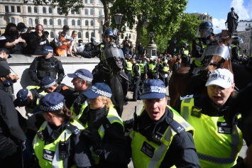 В Лондоне арестовали более 100 участников акции "в защиту памятников"