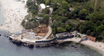 У пляжа под санаторием «Россия» незаконно продолжается строительство высотного "яхт-клуба"