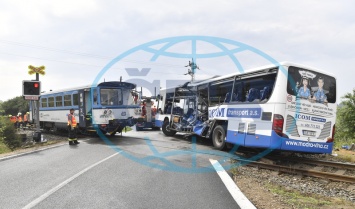 В Чехии поезд протаранил автобус: 10 пострадавших (ФОТО)
