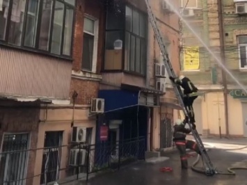 В Киеве мужчина мешал спасателям, прибывшим тушить квартиру, а затем выпрыгнул с третьего этажа. Видео