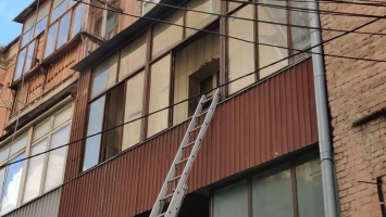 В Киеве неадекват забросал пожарников стеклом, а потом выпрыгнул с третьего этажа: видео