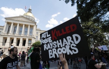 Глава полиции Атланты подала в отставку из-за убийства афроамериканца