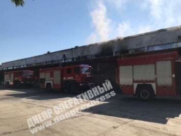 В Днепре горели склады: масштабный пожар тушили 16 спасателей (фото)