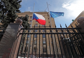 Россия выдворяет двух чешских дипломатов - после скандала в Праге