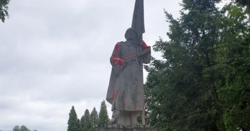 В Литве памятник советскому солдату залили краской