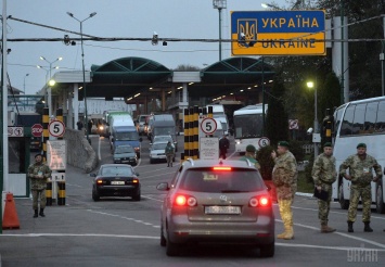 Пограничники назвали причины больших очередей на границе с Польшей (видео)