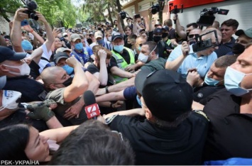 Дело Стерненко: активисты под судом напали на журналистов